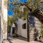 Villa Muraga By Pikhost Tirana